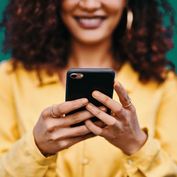 Femme naviguant sur les réseaux sociaux